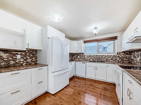 3rd image of 72 Whitehaven Rd NE