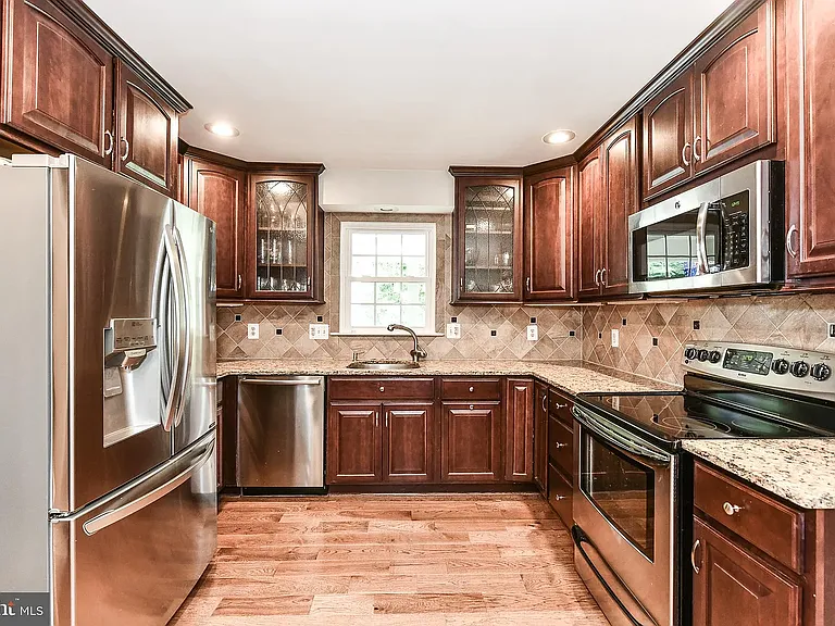 7910 Oak Hollow Ln — Photo 12