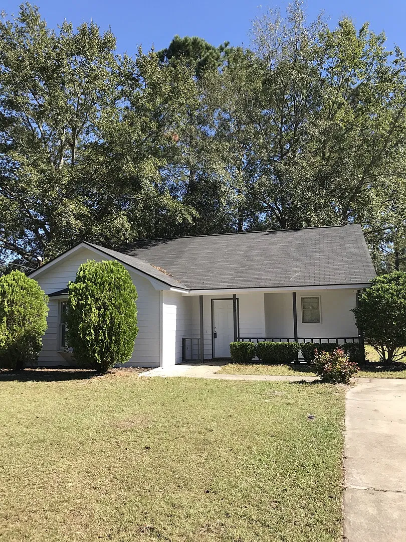Spacious 3-Bedroom Home with Fenced Yard - Conveniently Located in Hinesville, GA — Photo 1