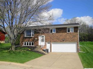 5256 Sun Valley Dr, Dubuque, IA 52002
