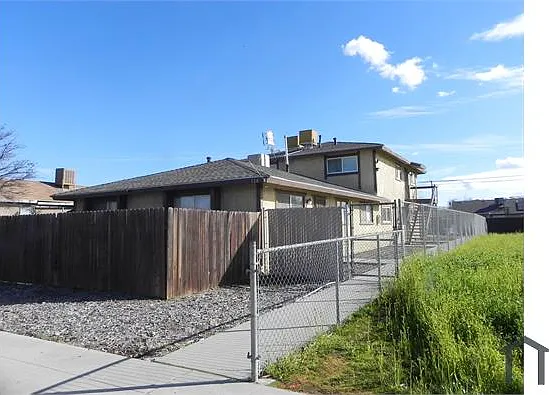 124 E Stanislaus St #202 — Photo 1