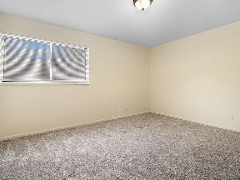 Maple Leaf Apartments — Photo 8