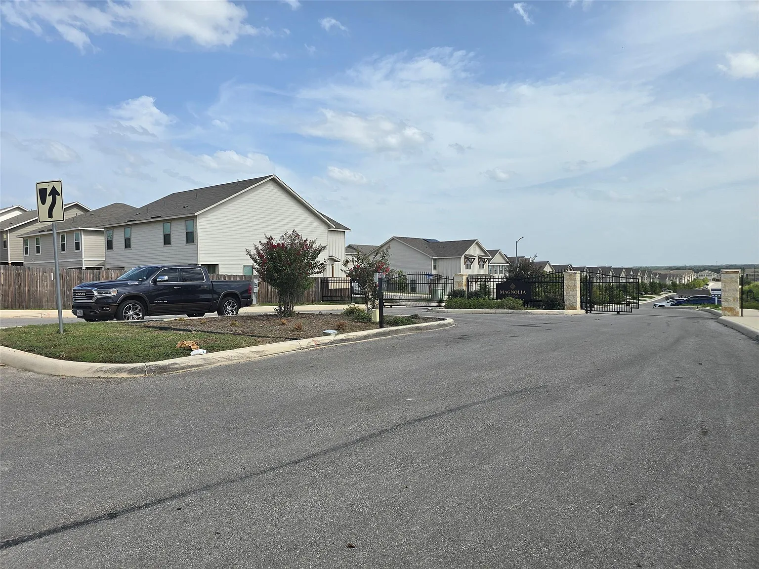 3 bed, 2.5 bath, 1505 sqft, $1,575 — Photo 2
