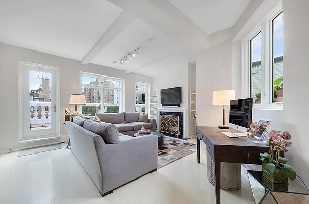 Sold by R New York | media 5