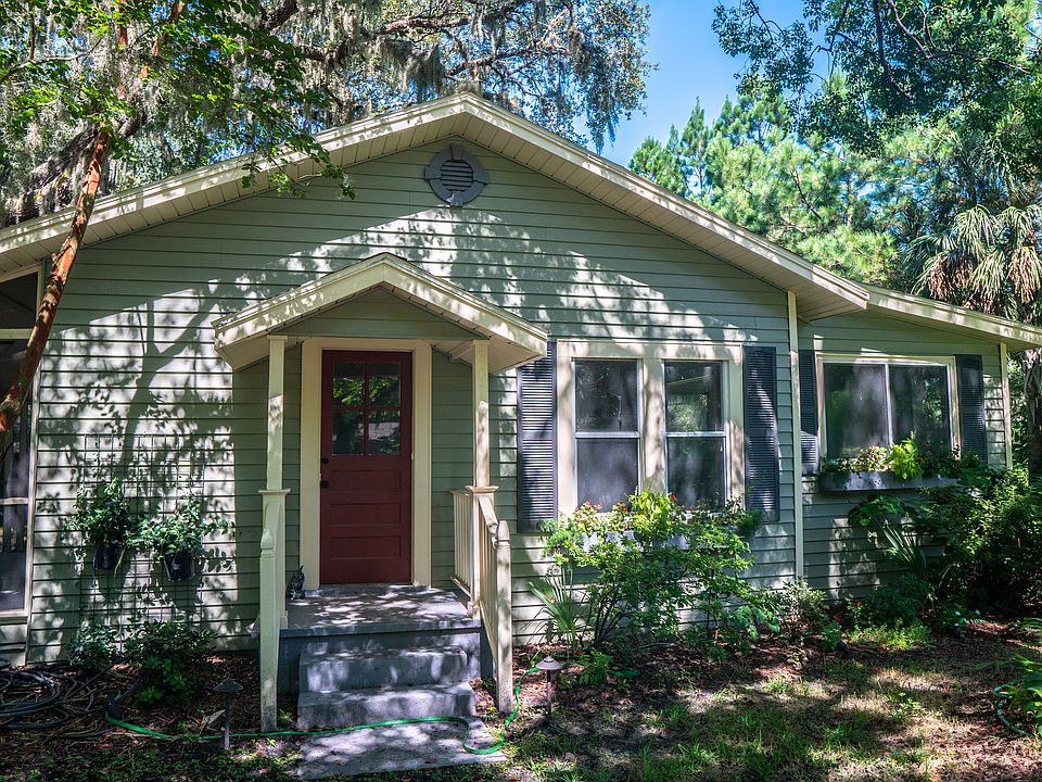 Front view of cottage