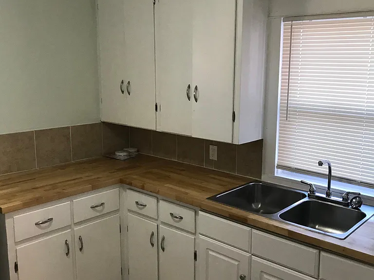 112 N Foster Ave — Photo 6