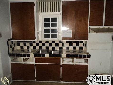 261-890856 kitchen.JPG