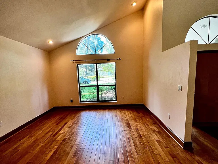 2346 NW 14th Pl — Photo 2