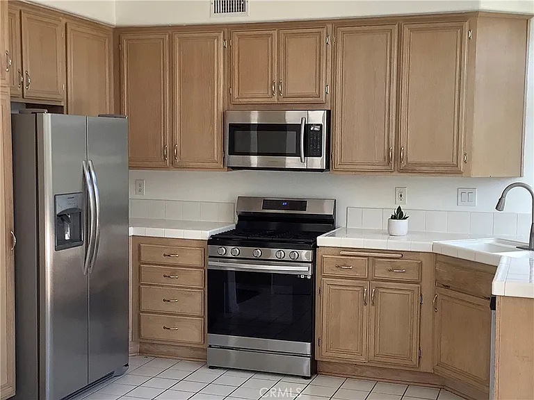 932 S Lone Pine Ln — Photo 3