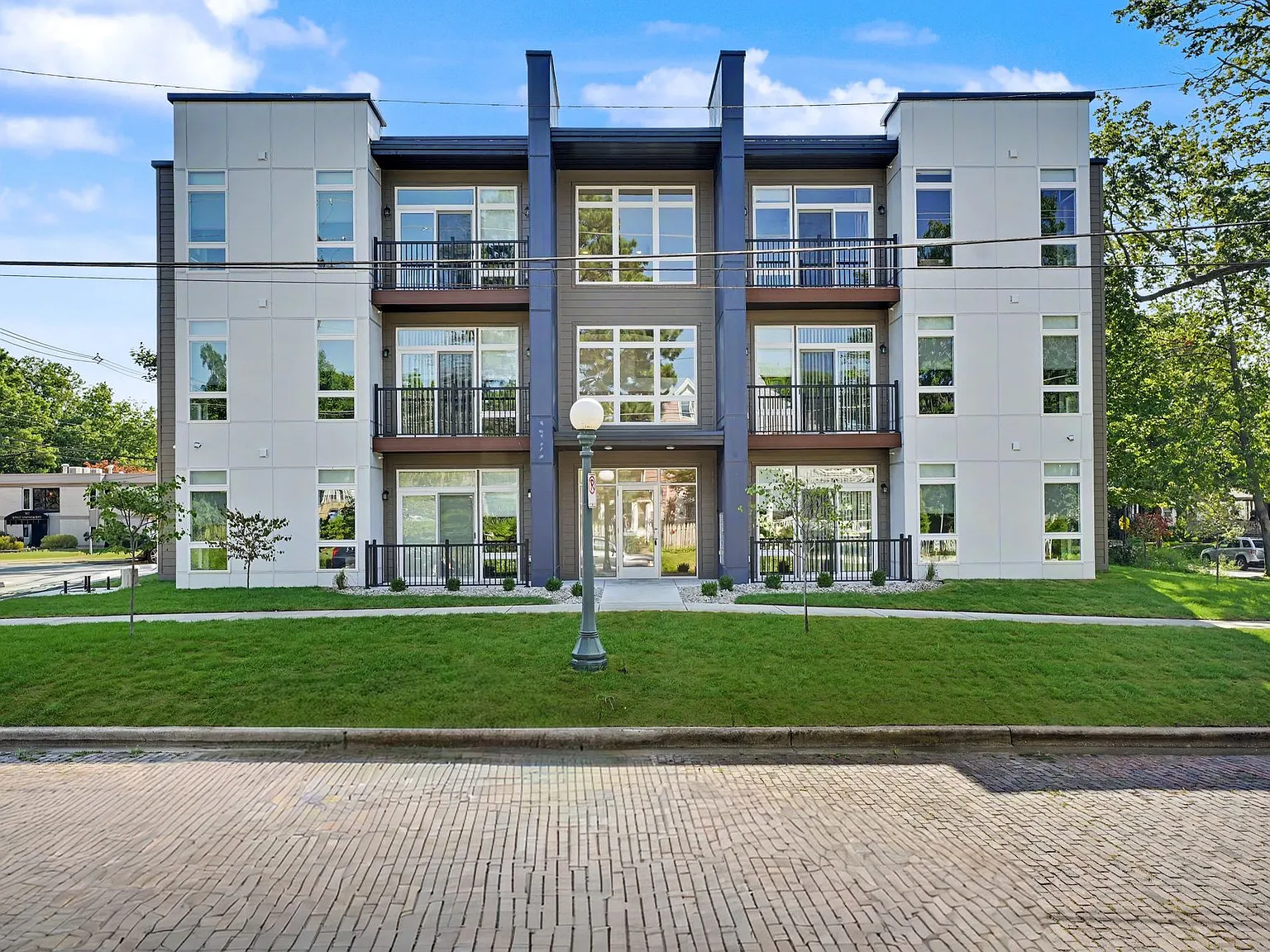 512 W Clark St. — Photo 2