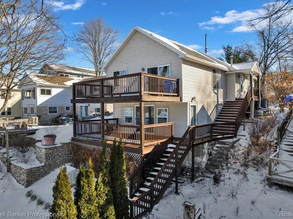 11050 Charles Dr, Byron, MI 48418