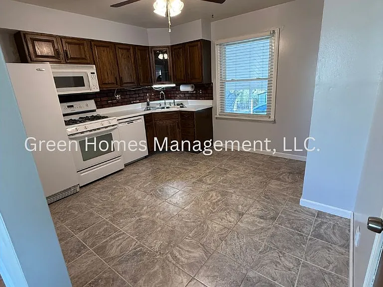 895 Harrison St — Photo 13