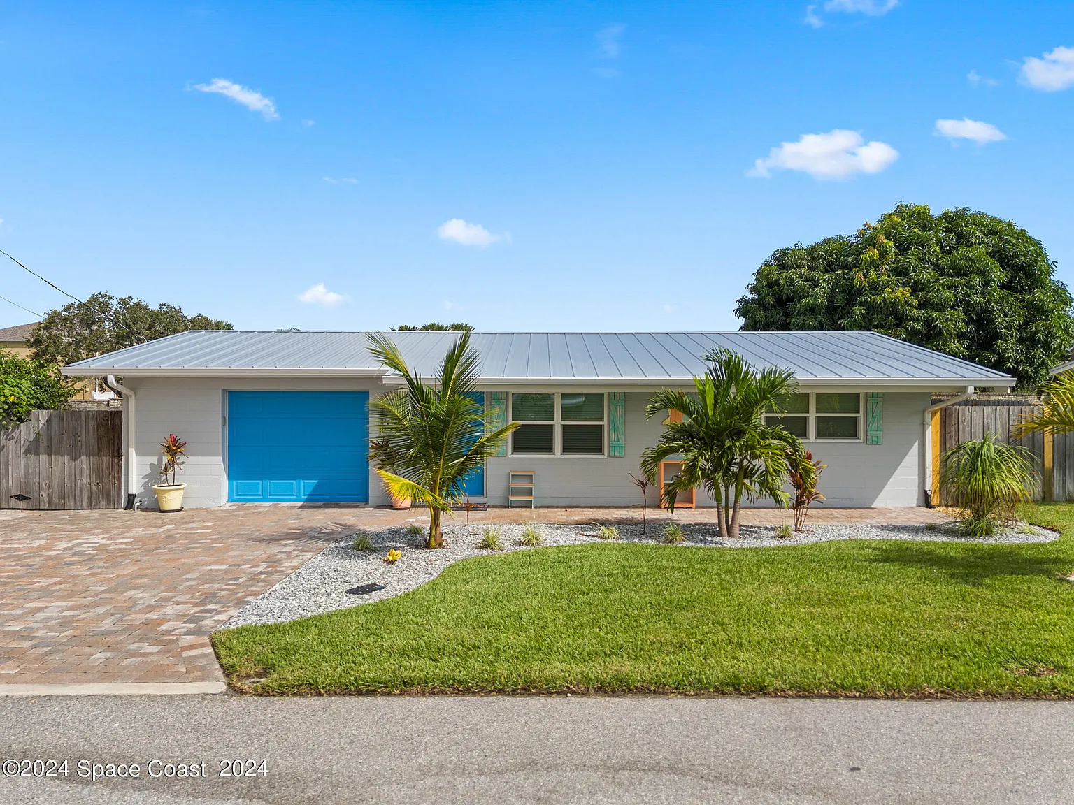 2 bed, 1.0 bath, 864 sqft, $2,400 — Photo 1