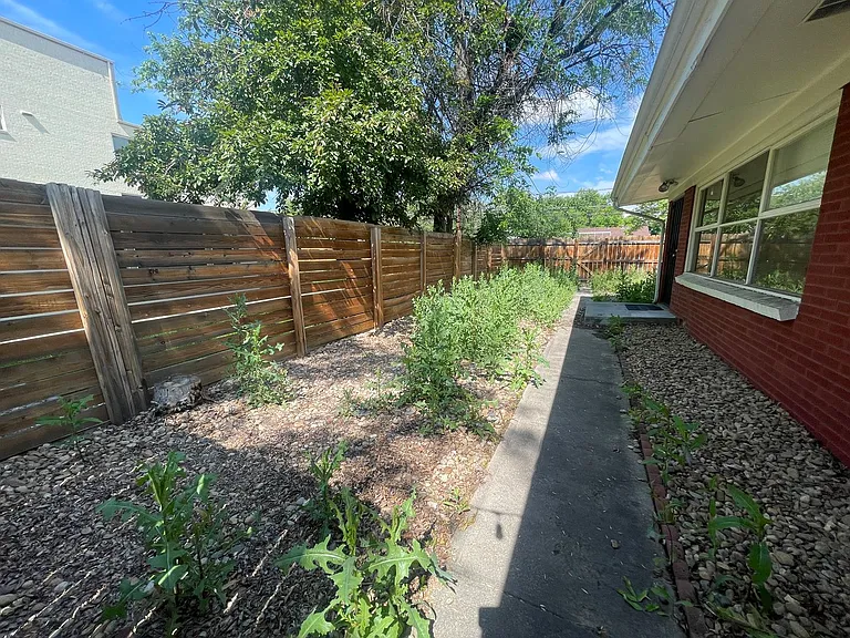 1930 Dallas St — Photo 17