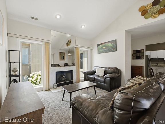 5th image of 29363 Laurel Dr