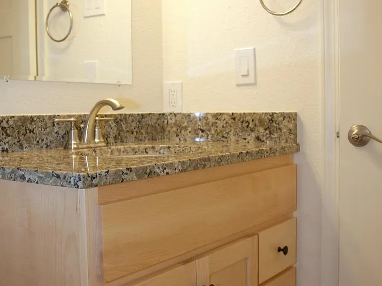 225 SW Kalmia St #A — Photo 15