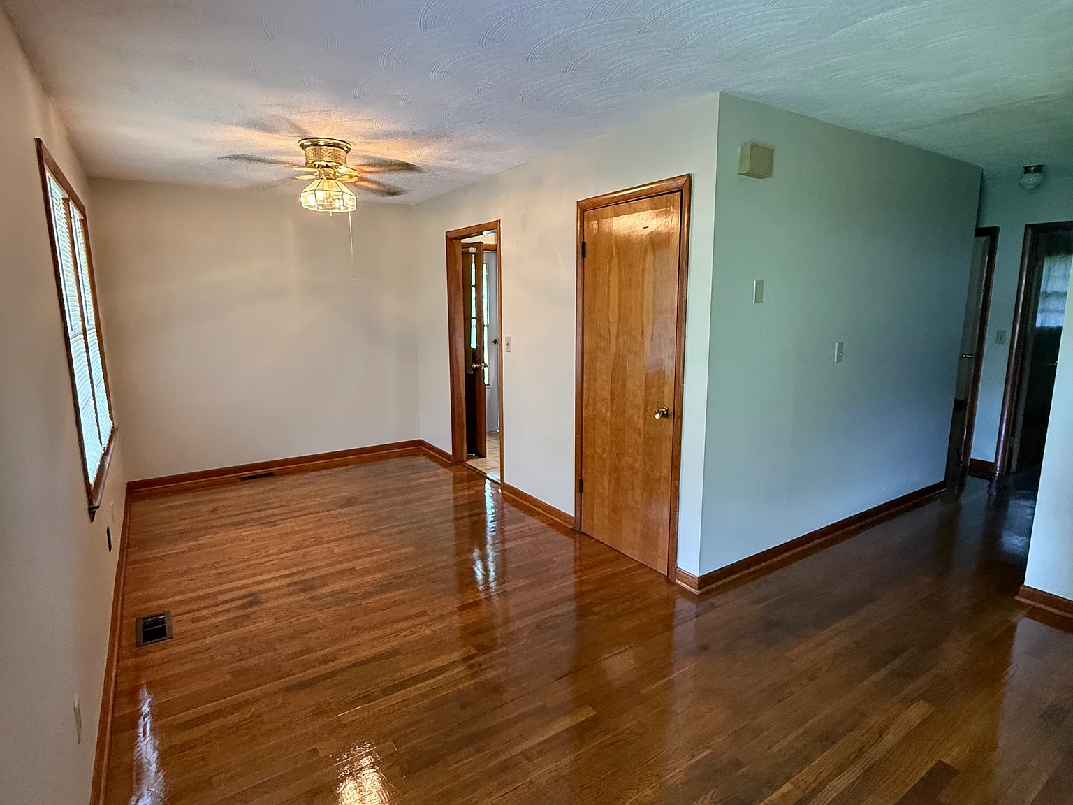 2 bed, 1100 sqft, $1,600 — Photo 4