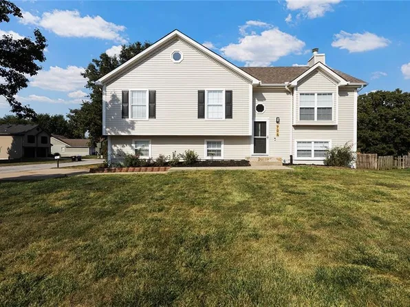 704 16th Ave S, Greenwood, MO 64034