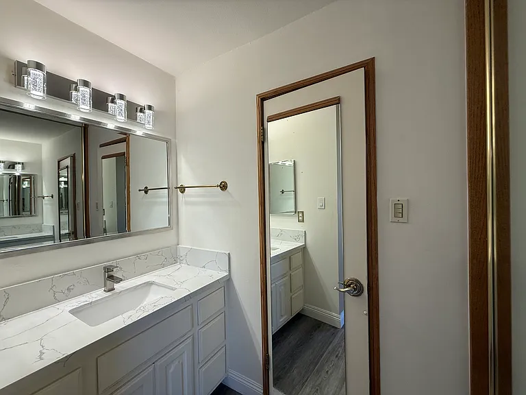 Primary Bedroom's Bathroom