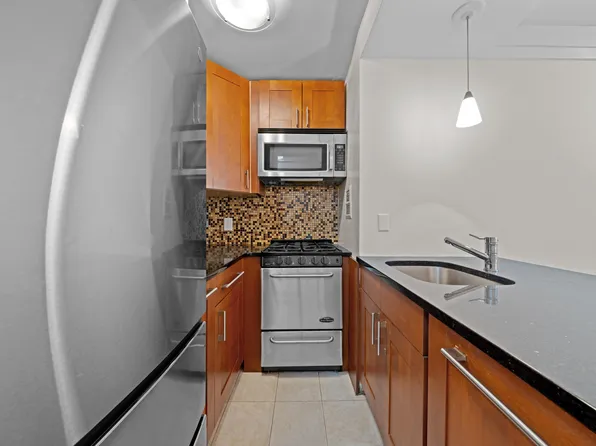 240 East 35th Street image 12 of 18