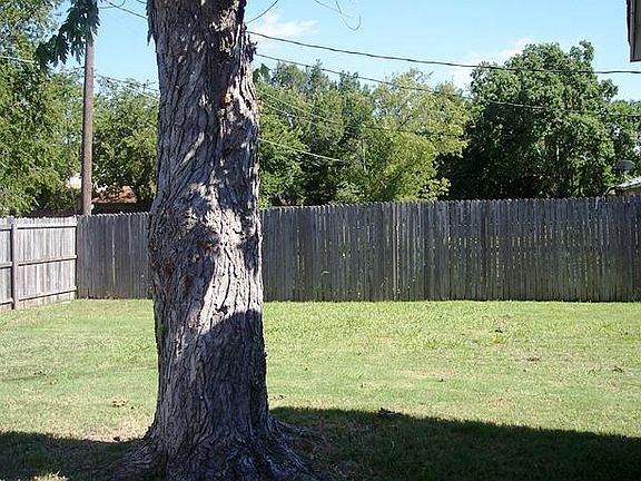 5th image of 928 Embassy Dr