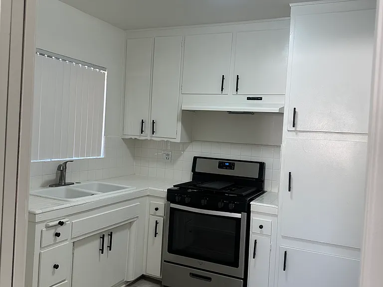 801 S Sherbourne Dr #3 — Photo 2