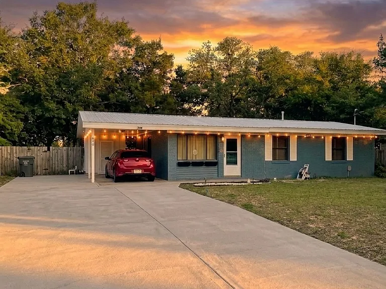 370 Coral Dr SW — Photo 1