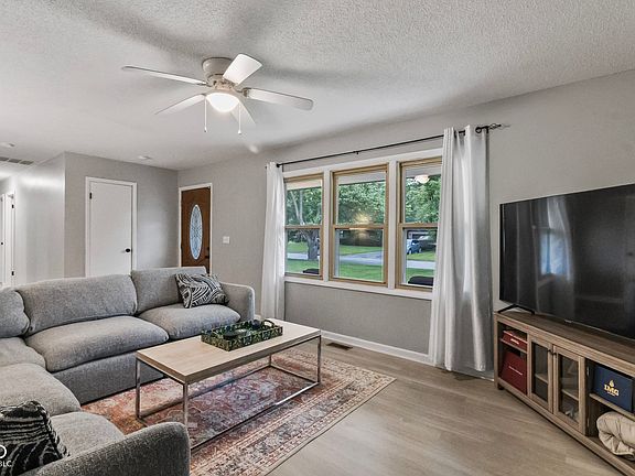 3rd image of 328 Fox Cir
