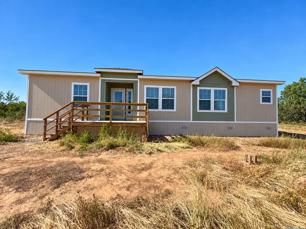 104 CR 2669, Moore, TX 78057