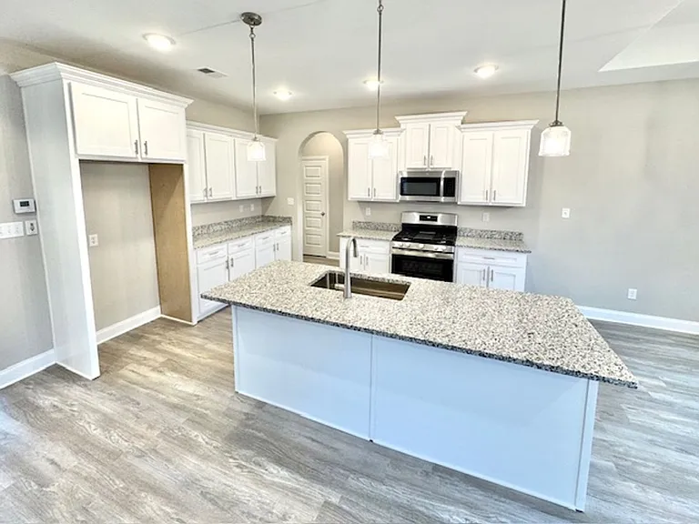 572 Rosalie Woods Dr — Photo 3
