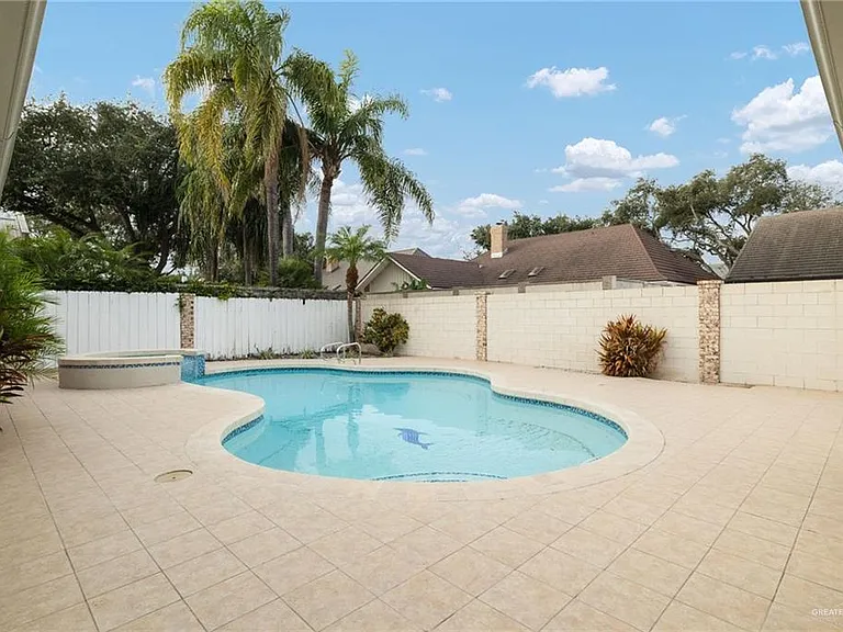 304 Bluebird Ave — Photo 22