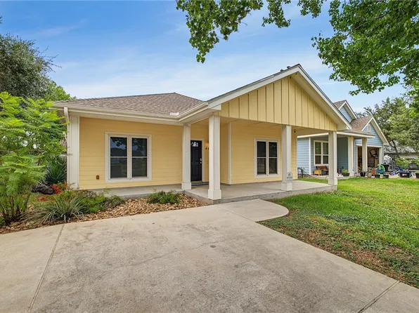 447 S Fuqua St, Rockport, TX 78382
