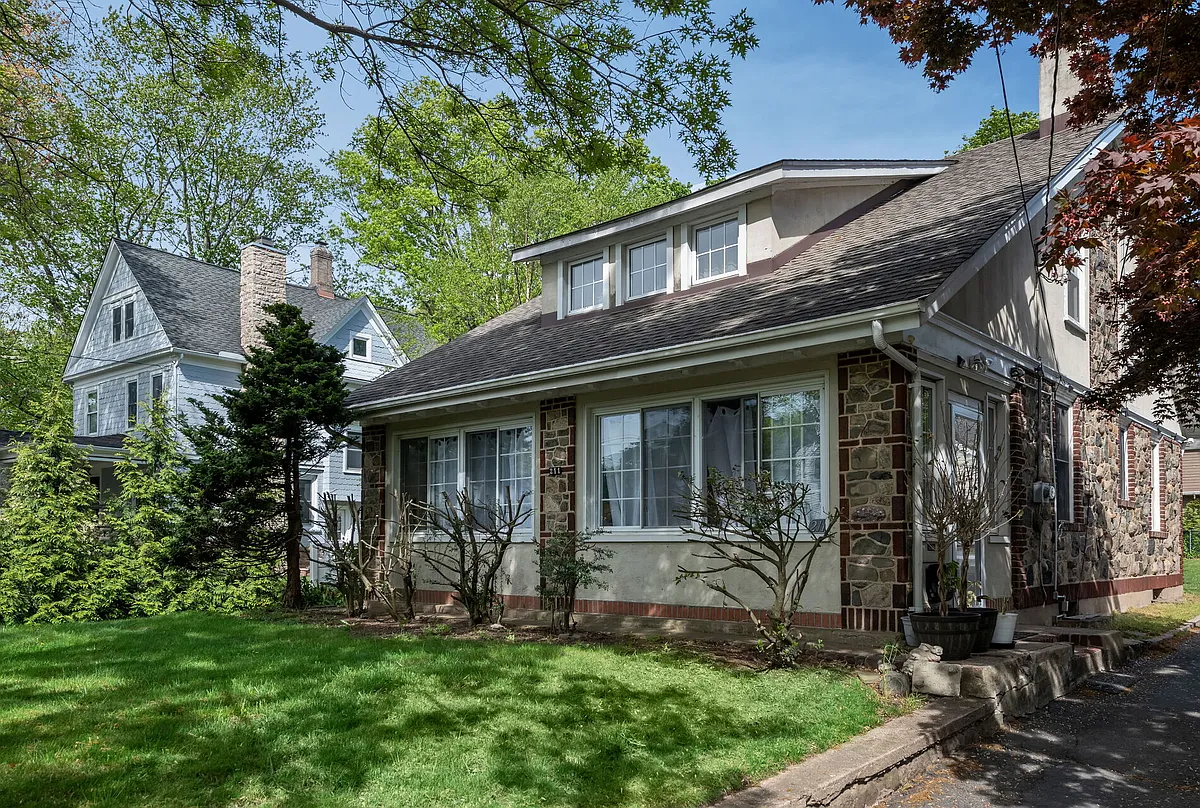 Great Location - 211 Kenilworth Rd