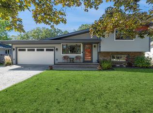 422 Northgate Rd, Lindenhurst, IL 60046