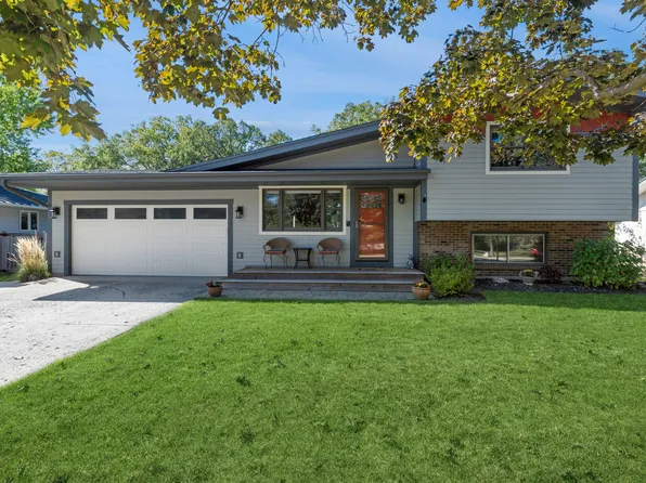 422 Northgate Rd, Lindenhurst, IL 60046
