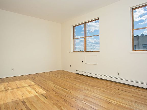 2nd image of 549A 17th St APT 4