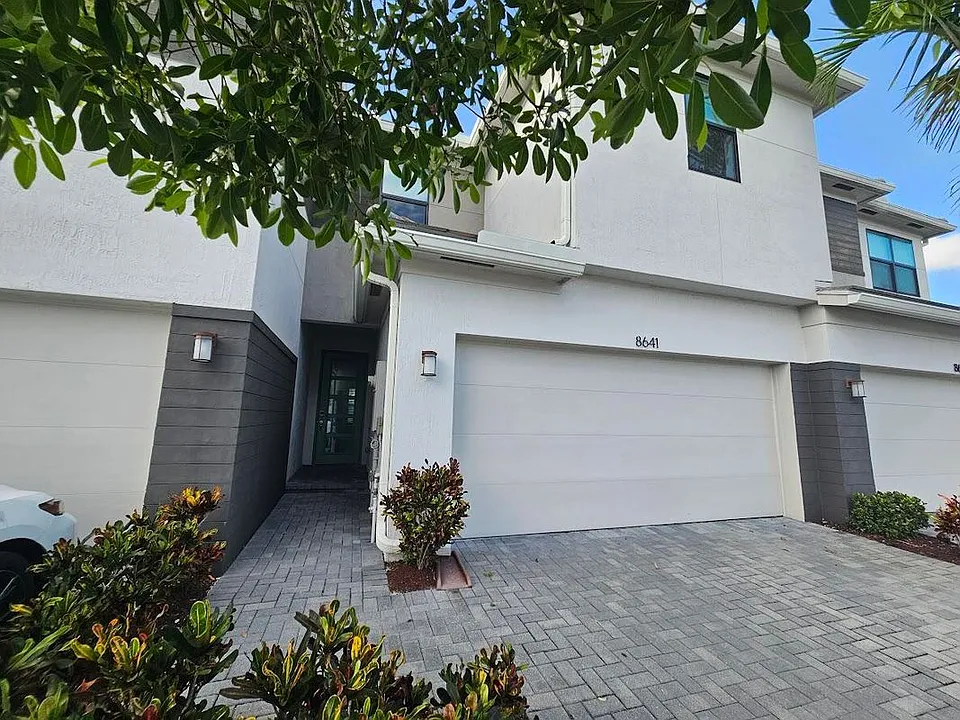 8641 Lake Worth Rd