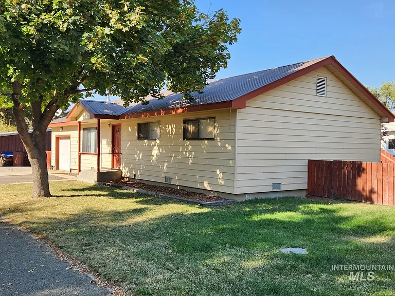 106 E Whiteley Ave — Photo 2