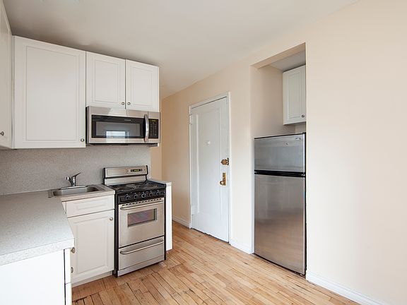 3rd image of 400 W 54th St APT 4D