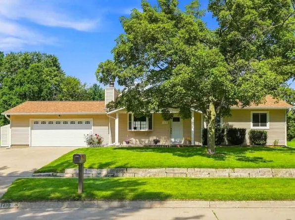 1498 Valley View Dr, Coralville, IA 52241
