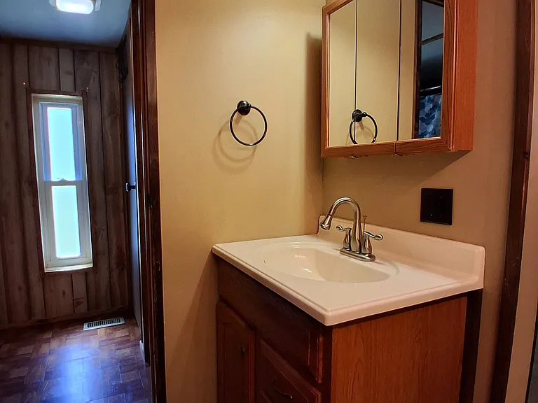 Main bathroom with shower bathtub an toilet!!