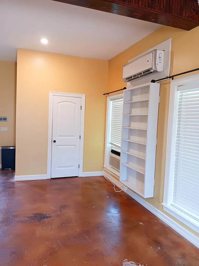 Studio, 1.0 bath, 750 sqft, $1,000 — Photo 2