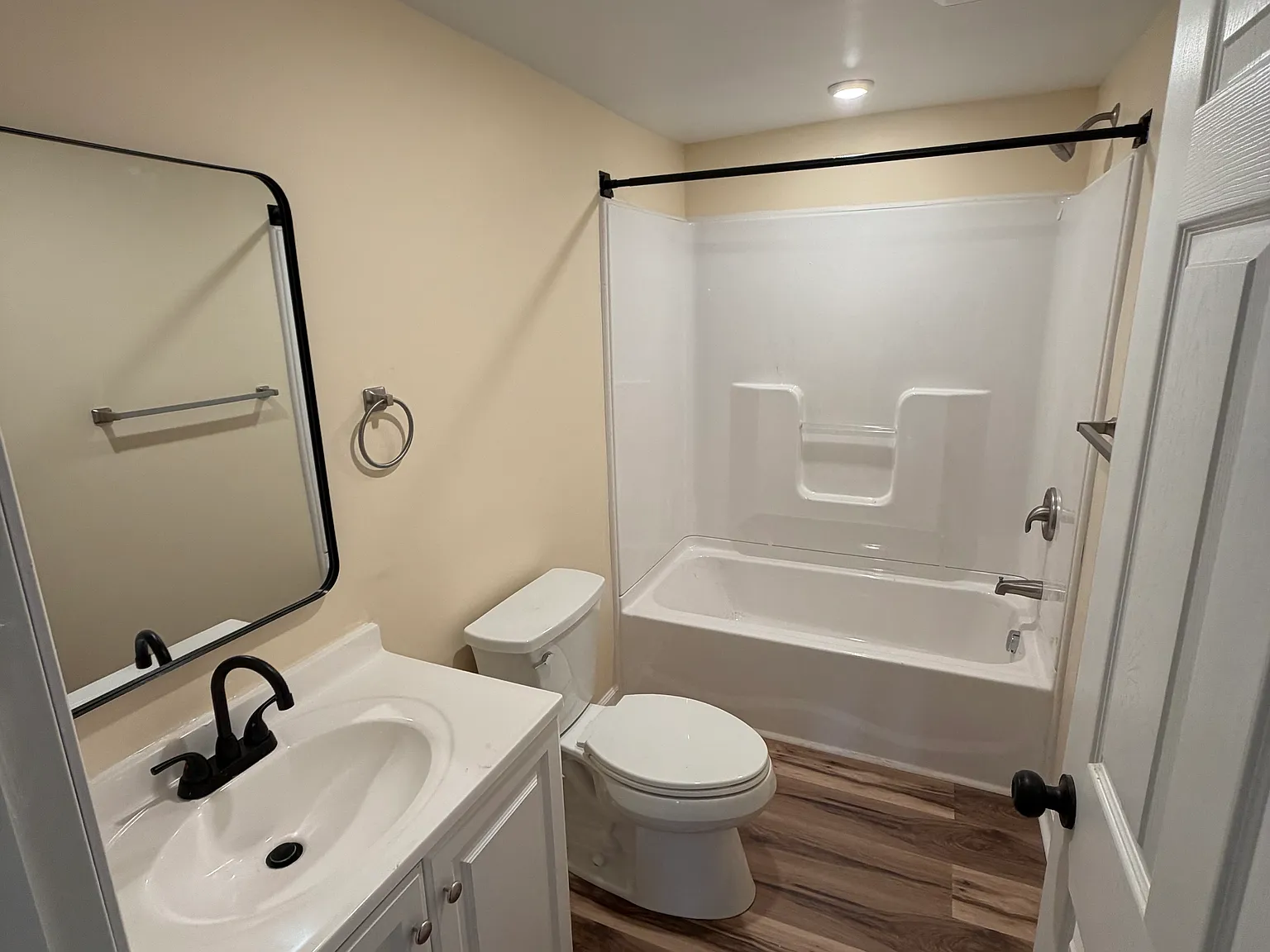 3 bed, 1.5 bath, 1700 sqft, $1,300 — Photo 3