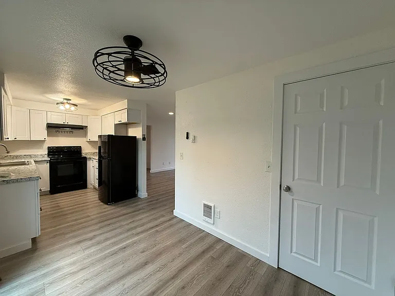 925 Avenue G — Photo 6