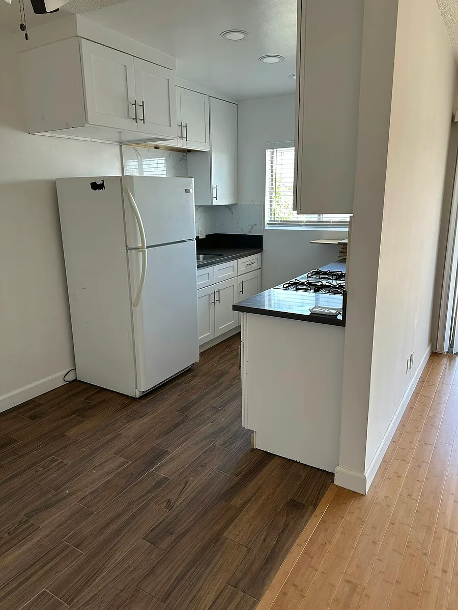 Building Photo - 1623 W 80th St #5