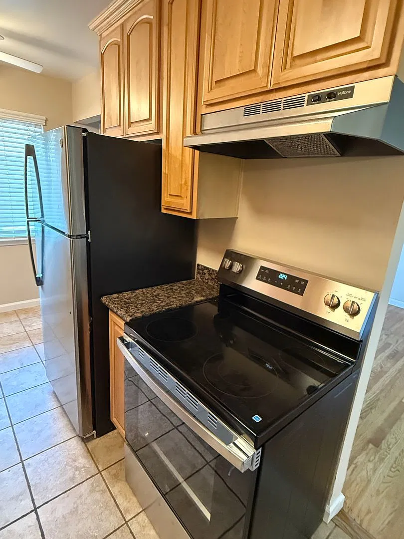 Spacious 1 Bedroom, 1 Bathroom In Great Santa Clara Location. Ground Floor. Hardwood. Must See — Photo 1