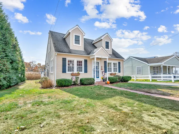 27 Beach Avenue, East Lyme, CT 06357