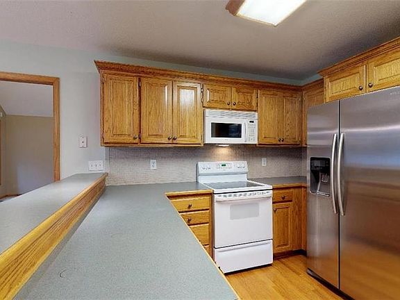 2nd image of 1521 S 105th St