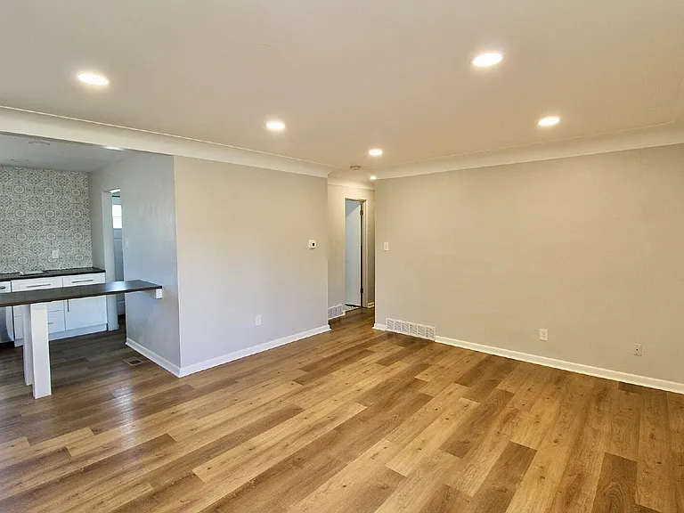 3614 N Monaco Street Pkwy — Photo 4