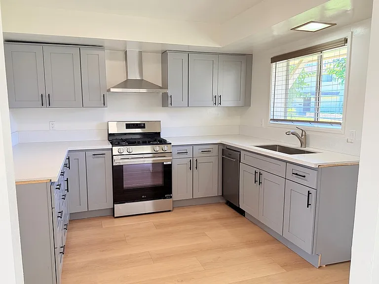 1620 Greenport Ave — Photo 6